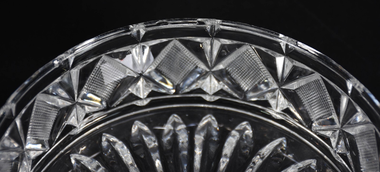 Diversas peças de cristal lapidado, sendo: prato para bolo, fruteira... - foto 6 de 6