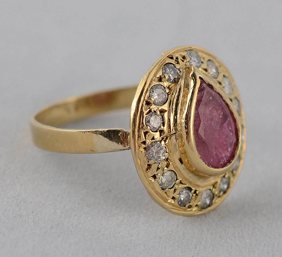 Anel de ouro 18 k com rubelita e vinte e quatro brilhantes - 4,5 g... - foto 2 de 2
