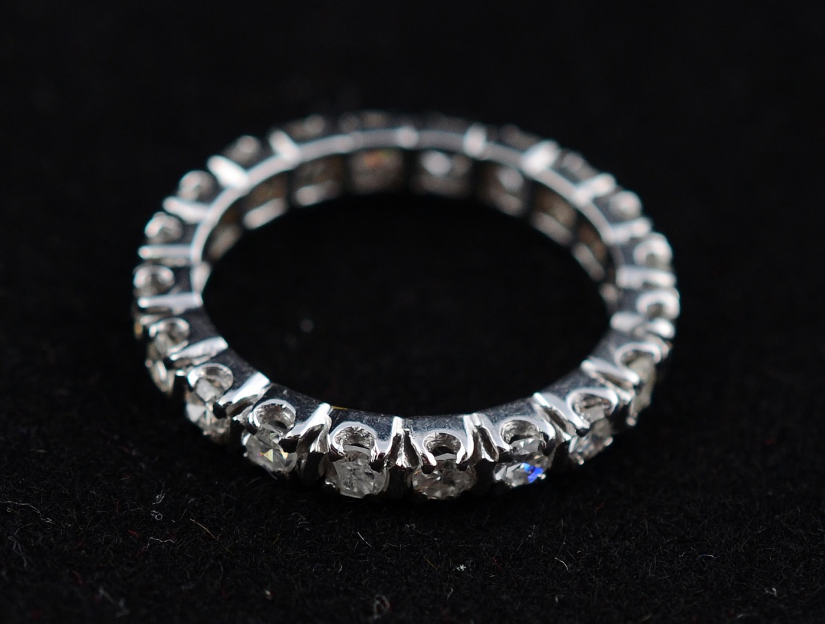 Aliança completa de ouro branco com aproximadamente 1,0 ct de...