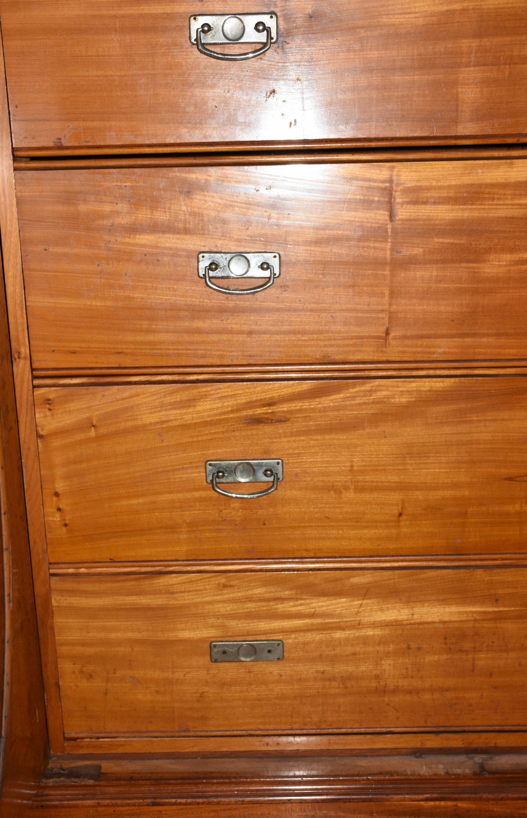 Cômoda de madeira nobre com duas portas e 4 gavetões internos com... - foto 3 de 8