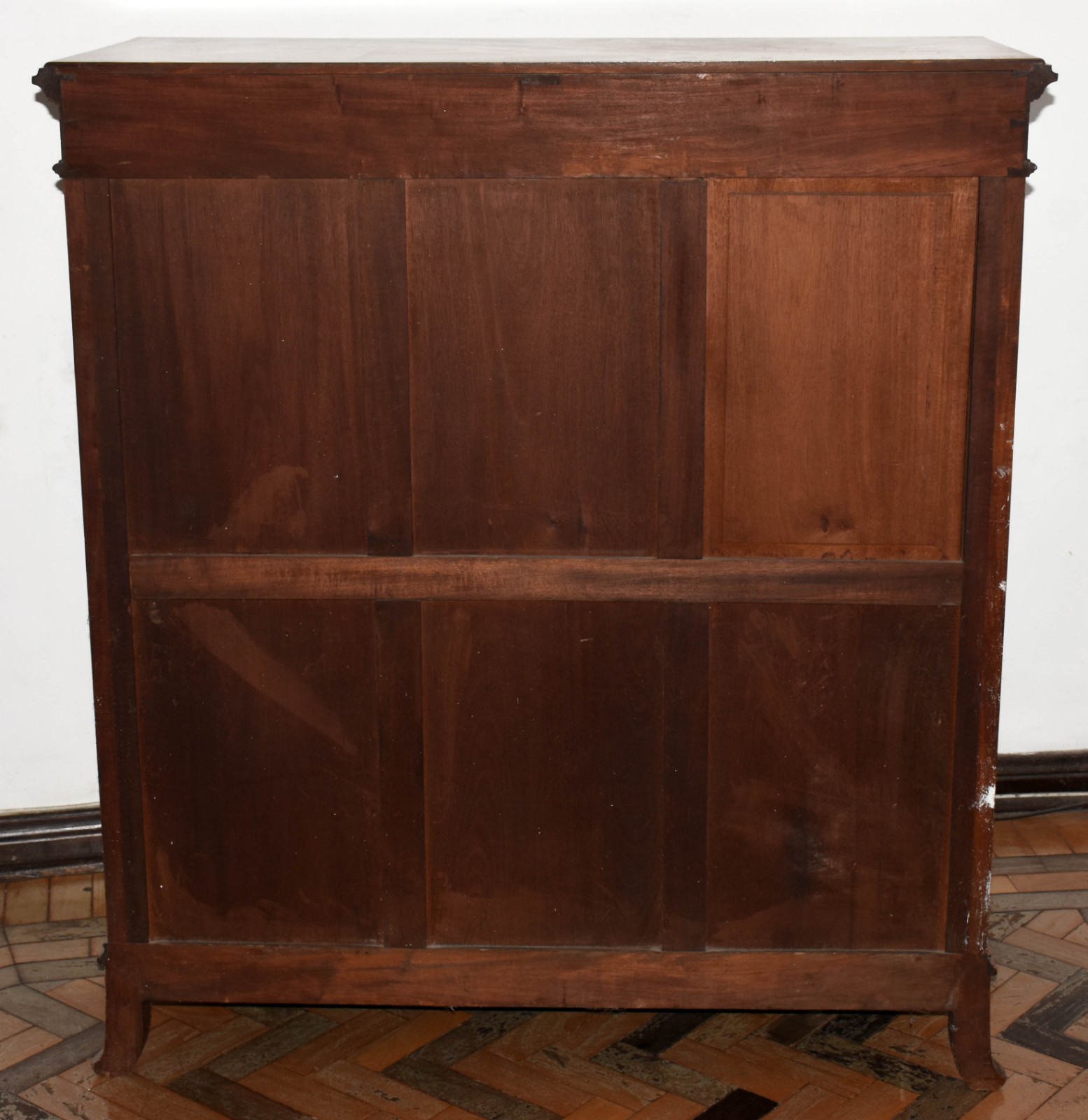 Cômoda de madeira nobre com duas portas e 4 gavetões internos com... - foto 6 de 8