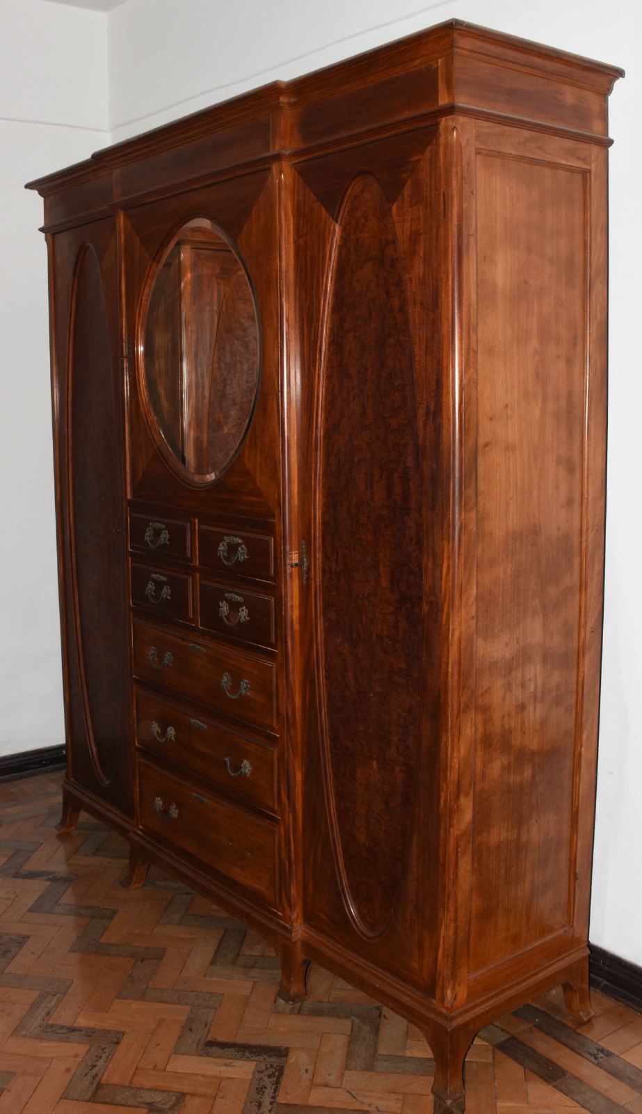Armário de madeira nobre com 2 portas, 3 gavetões e 4 gavetas... - foto 2 de 7