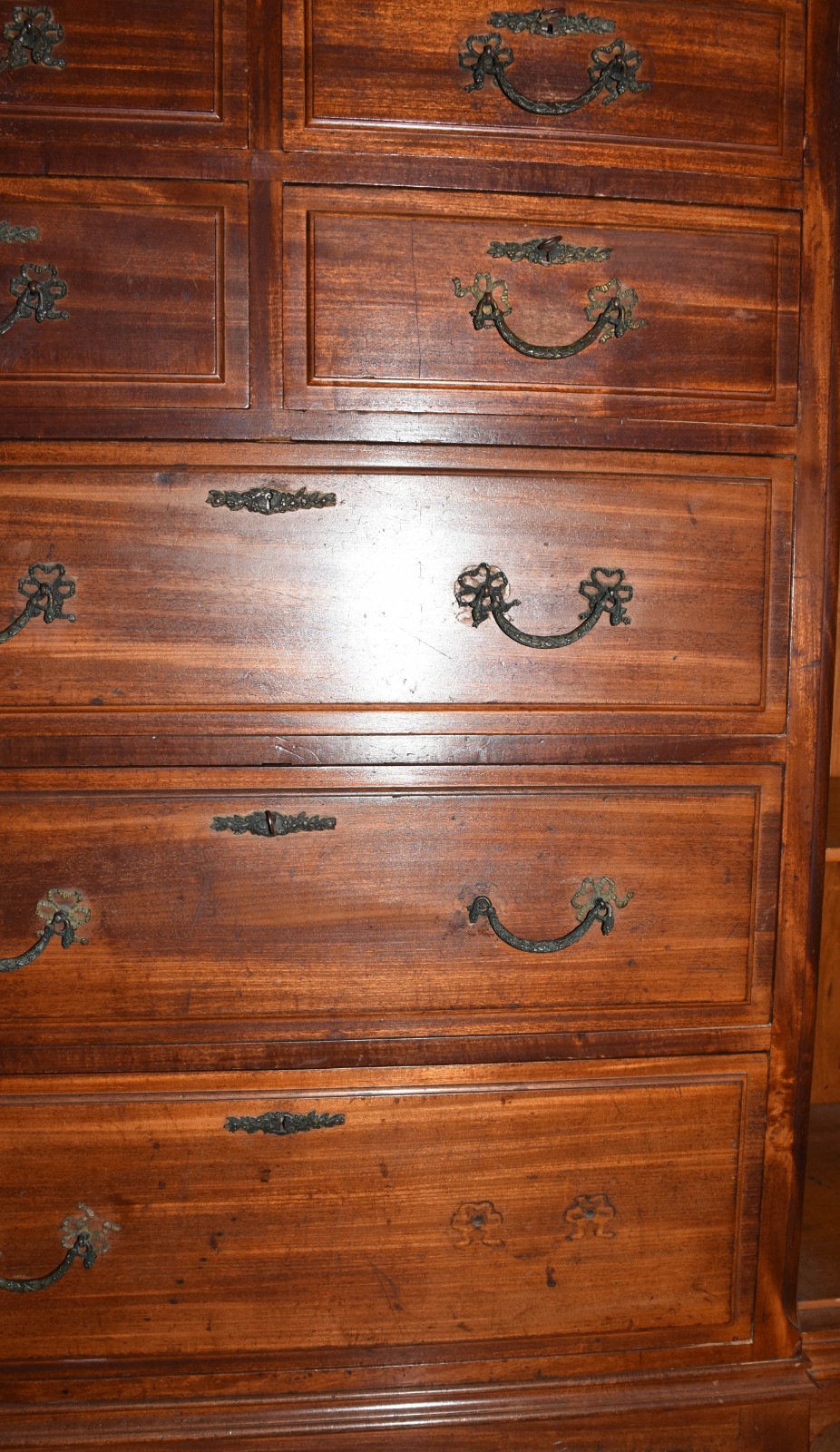 Armário de madeira nobre com 2 portas, 3 gavetões e 4 gavetas... - foto 3 de 7