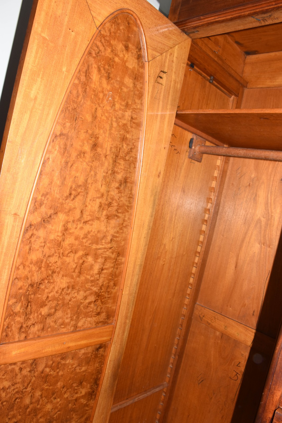 Armário de madeira nobre com 2 portas, 3 gavetões e 4 gavetas... - foto 4 de 7