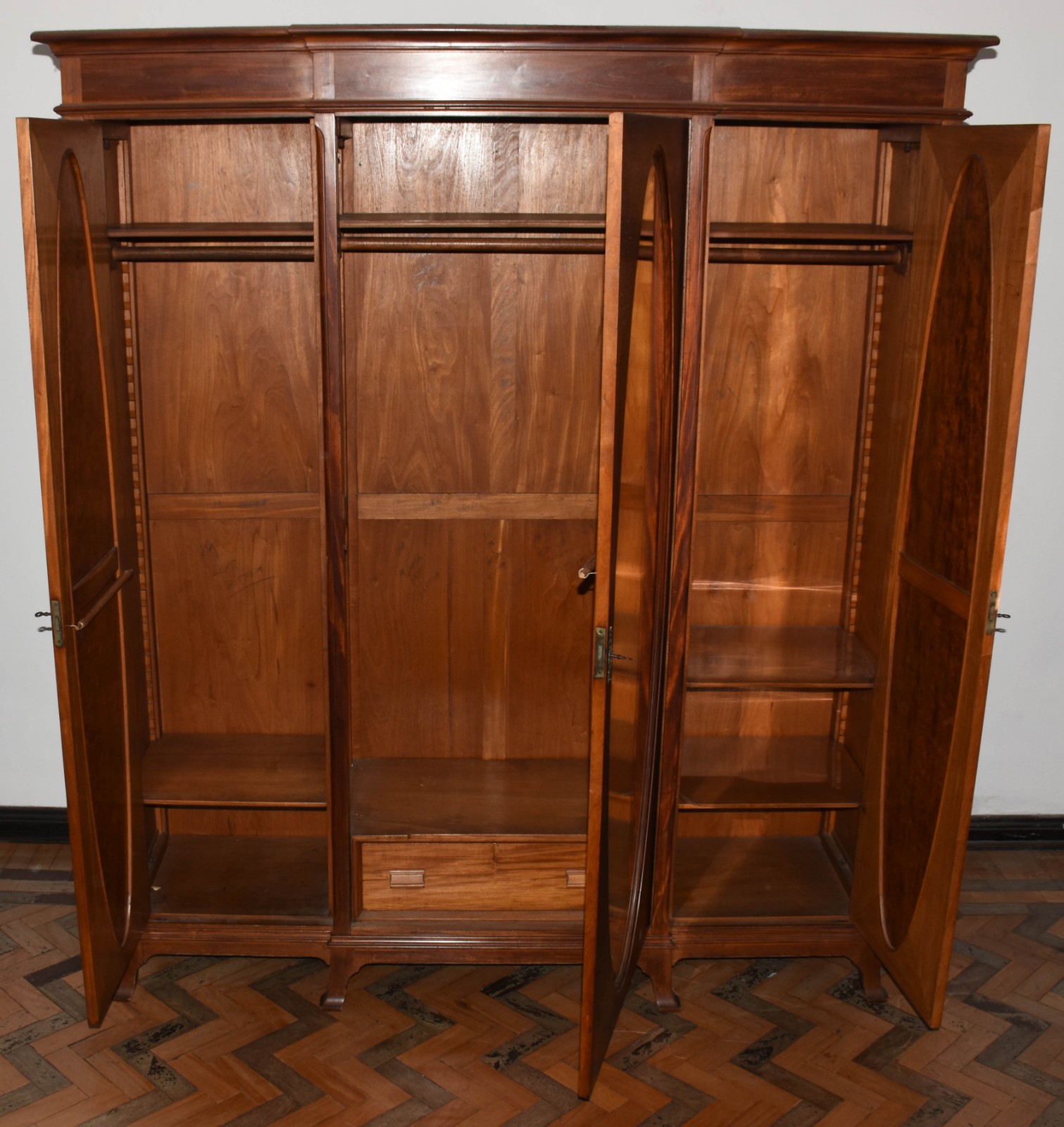 Armário com 3 portas de madeira nobre, porta central com espelho oval... - foto 2 de 3