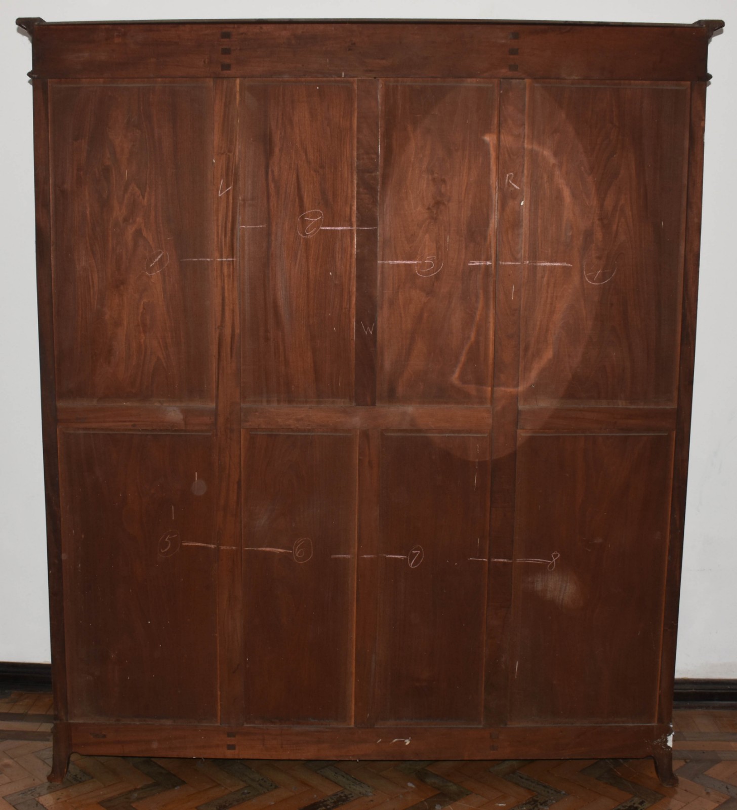 Armário com 3 portas de madeira nobre, porta central com espelho oval... - foto 3 de 3