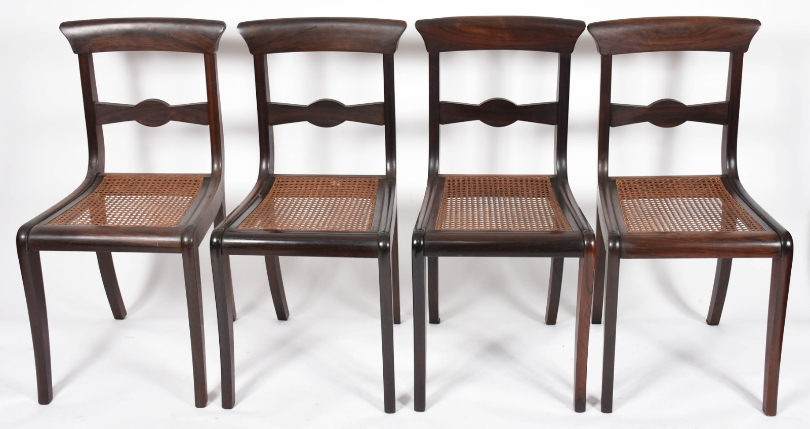 Conjunto com quatro cadeiras de madeira nobre, assentos de palhinha... - foto 1 de 7