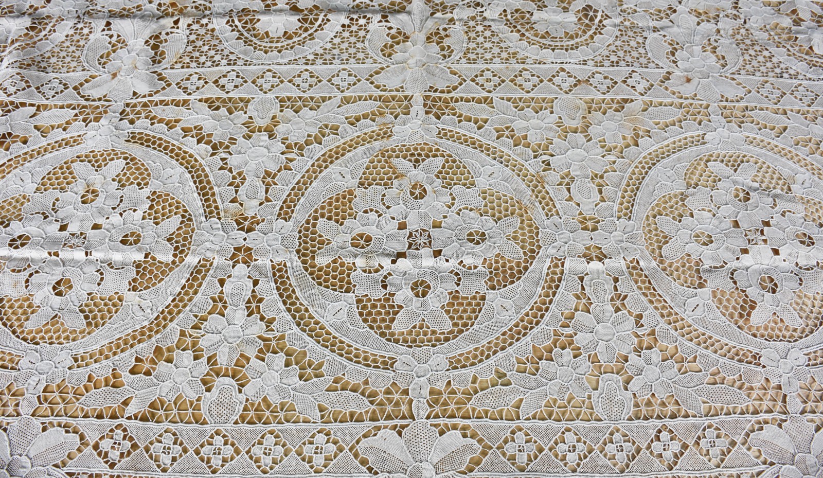 Toalha de mesa de renda veneziana com 12 guardanapos. - foto 3 de 3