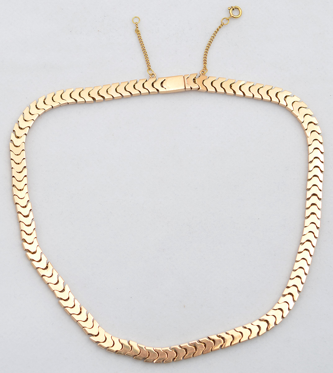 Gargantilha em ouro amarelo 18 k modelo articulado. Peso total 46,4 g...