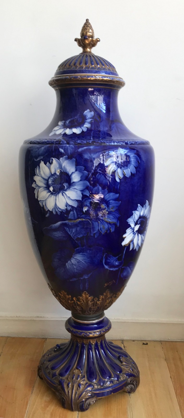 Jarrão europeu de faiança azul floral com detalhes dourados. Marcas... - foto 1 de 10