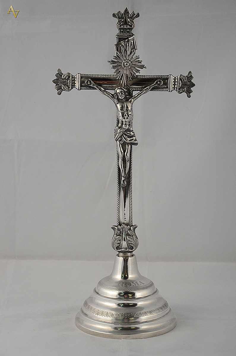 Crucifixo com figura de Cristo de prata contrastada, base cinzelada... - foto 1 de 2
