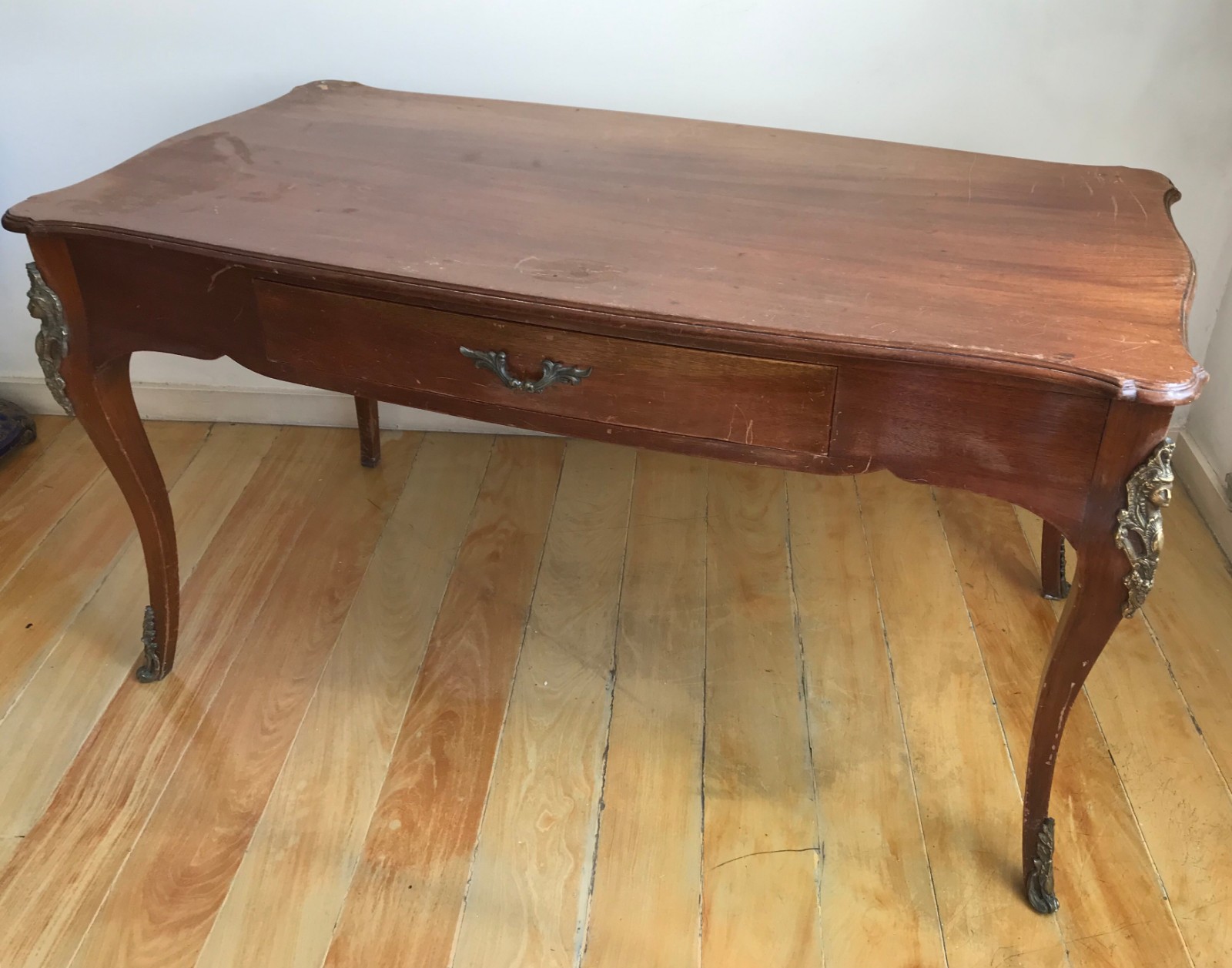 Mesa de madeira nobre para escritório com detalhes em bronze e uma... - foto 1 de 6