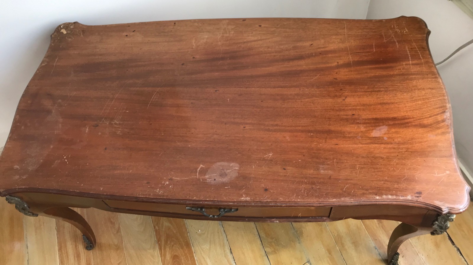 Mesa de madeira nobre para escritório com detalhes em bronze e uma... - foto 2 de 6