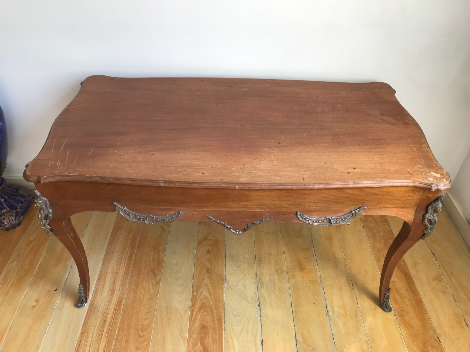 Mesa de madeira nobre para escritório com detalhes em bronze e uma... - foto 3 de 6