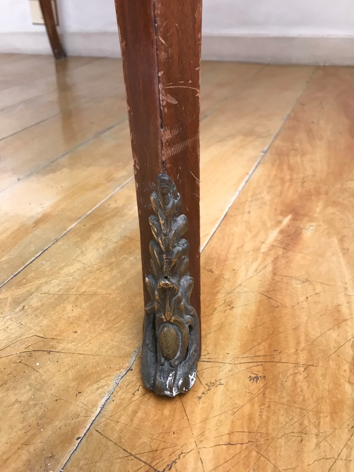Mesa de madeira nobre para escritório com detalhes em bronze e uma... - foto 4 de 6