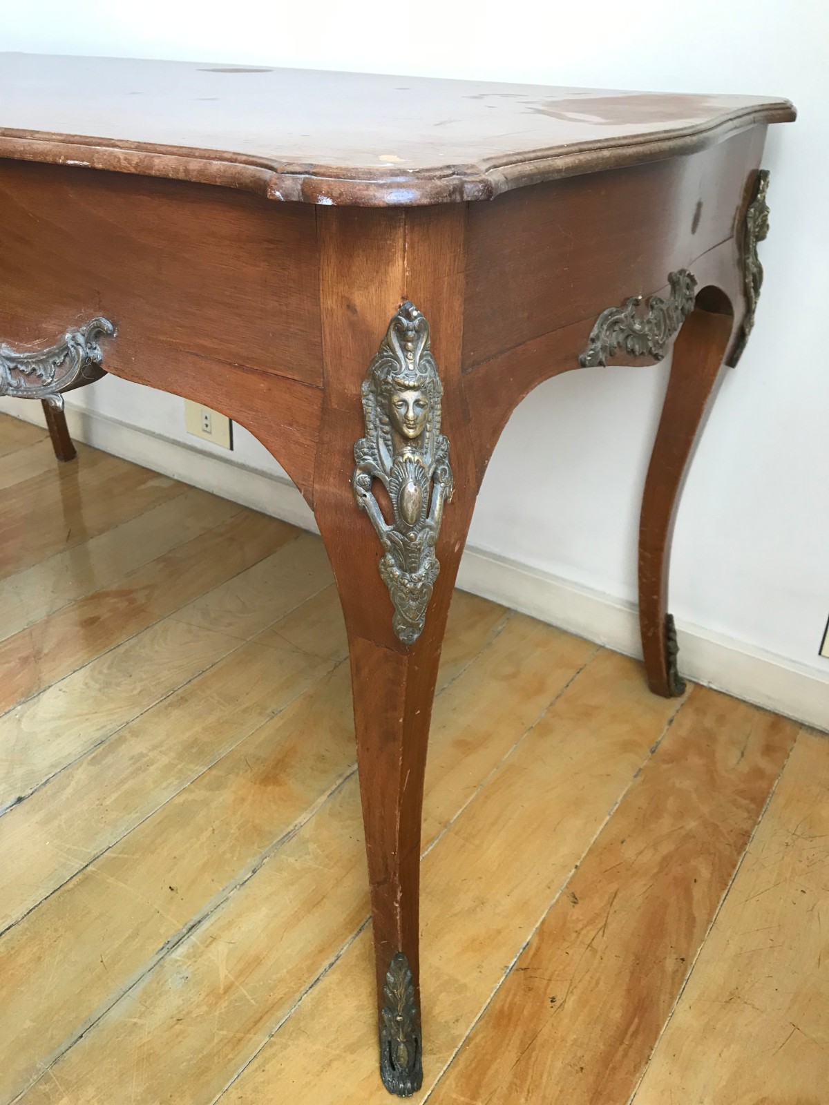 Mesa de madeira nobre para escritório com detalhes em bronze e uma... - foto 5 de 6