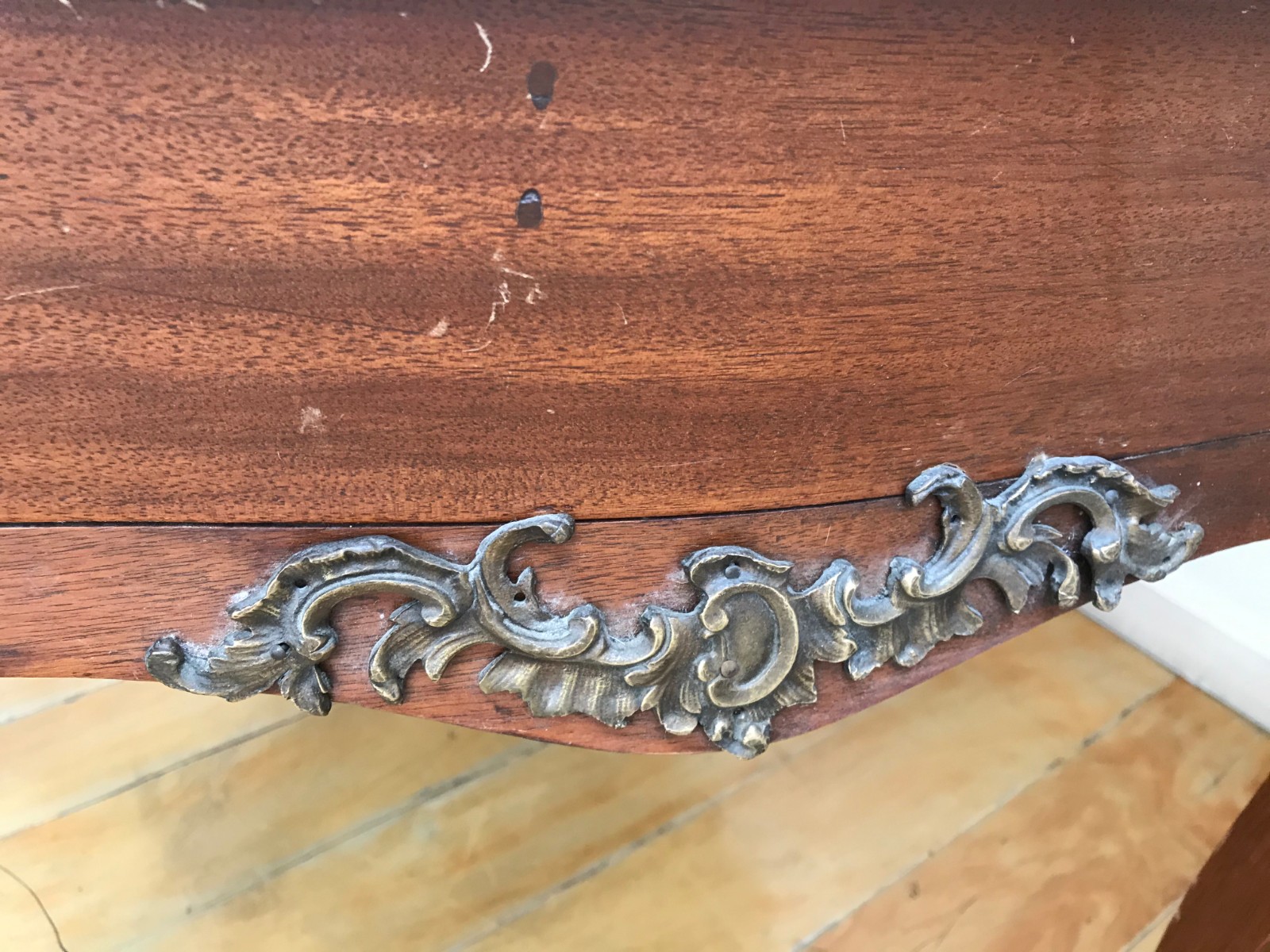 Mesa de madeira nobre para escritório com detalhes em bronze e uma... - foto 6 de 6