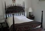 Cama de casal em pau santo e bilros. (Retirada ... - Cama de casal em pau santo e bilros. (Retirada em apartamento na Barra da Tijuca).