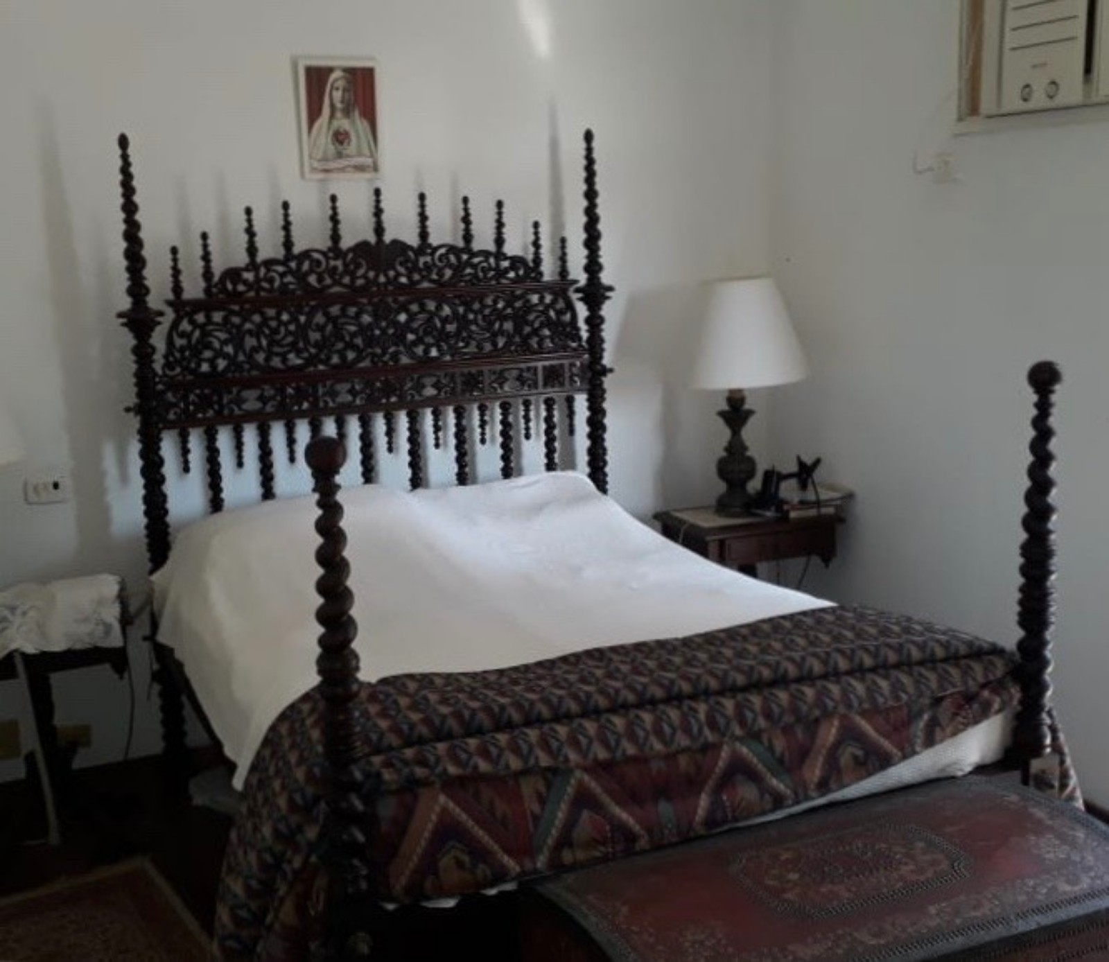 Cama de casal em pau santo e bilros. (Retirada em apartamento na... - foto 1 de 2