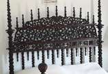 Cama de casal em pau santo e bilros. (Retirada ... - Cama de casal em pau santo e bilros. (Retirada em apartamento na Barra da Tijuca).