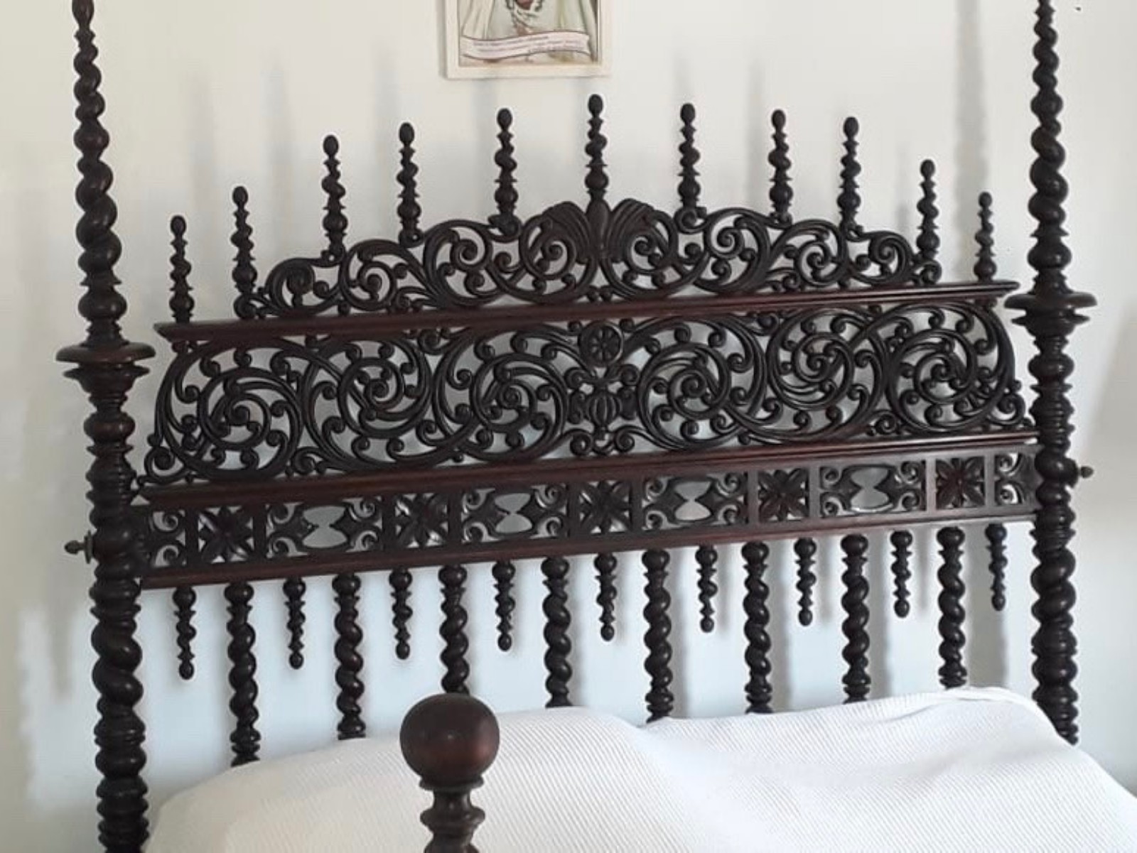 Cama de casal em pau santo e bilros. (Retirada em apartamento na... - foto 2 de 2