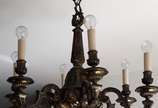 Lustre de bronze para 6 luzes. (Retirada no apa... - Lustre de bronze para 6 luzes. (Retirada no apartamento na Barra da Tijuca).