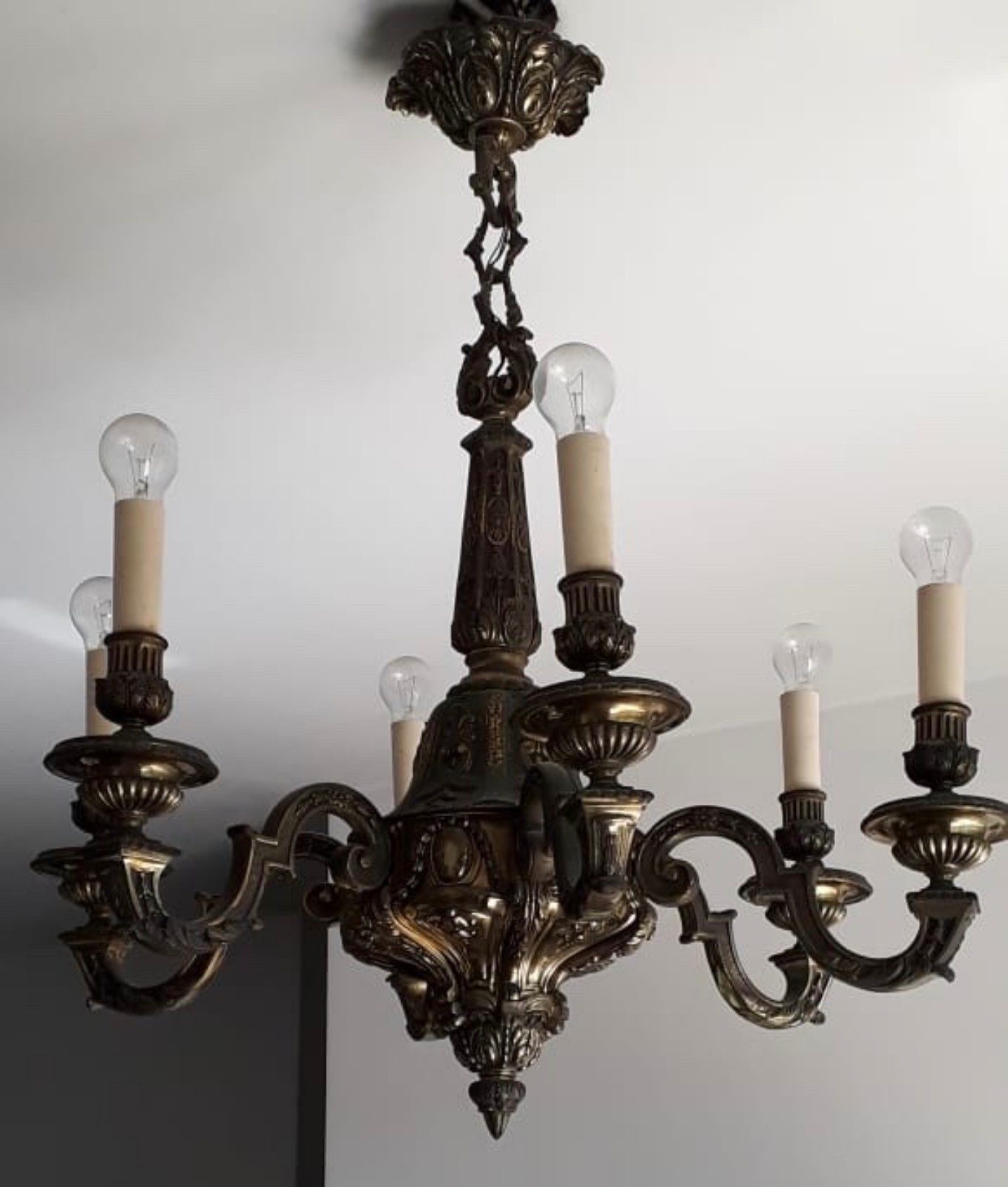 Lustre de bronze para 6 luzes. (Retirada no apartamento na Barra da... - foto 2 de 2