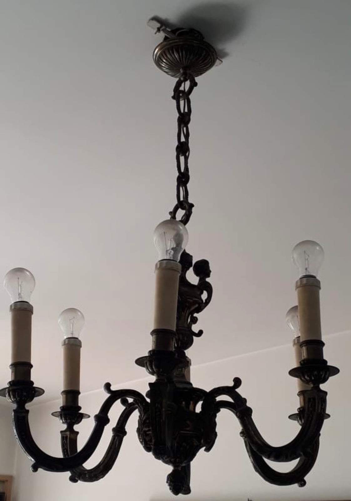 Lustre de bronze para 6 luzes. (Retirada em apartamento na Barra da... - foto 1 de 2