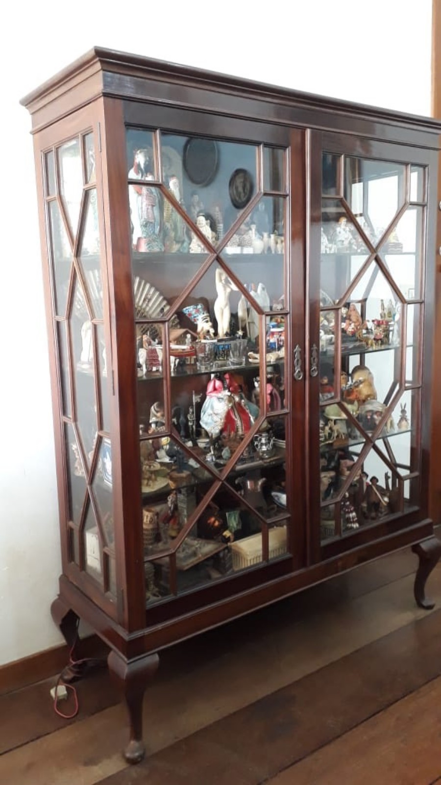 Vitrine em madeira nobre com duas portas e laterais envidraçadas... - foto 2 de 2