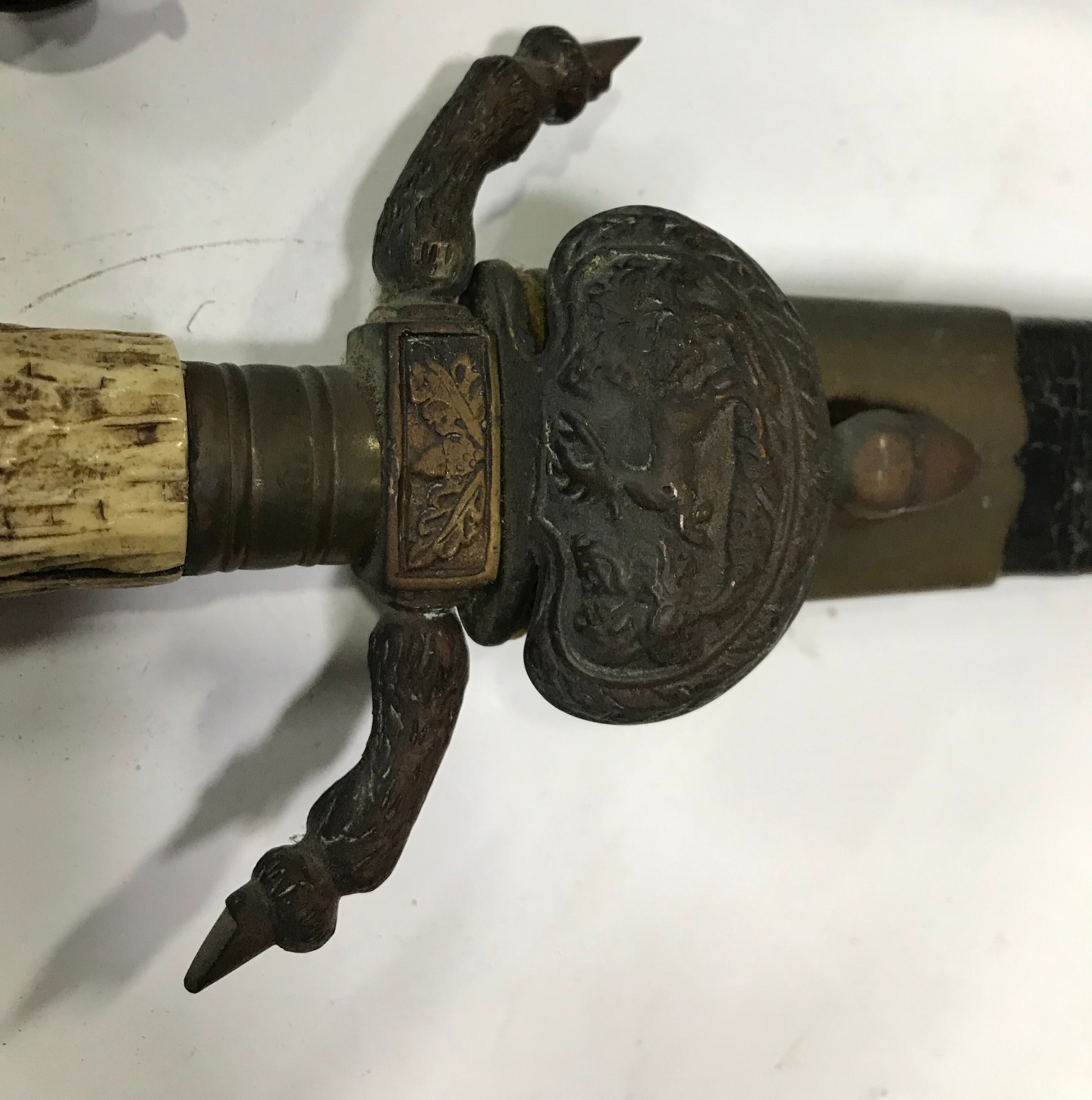 Duas antigas espadas de caça com cabos trabalhados. - foto 5 de 6