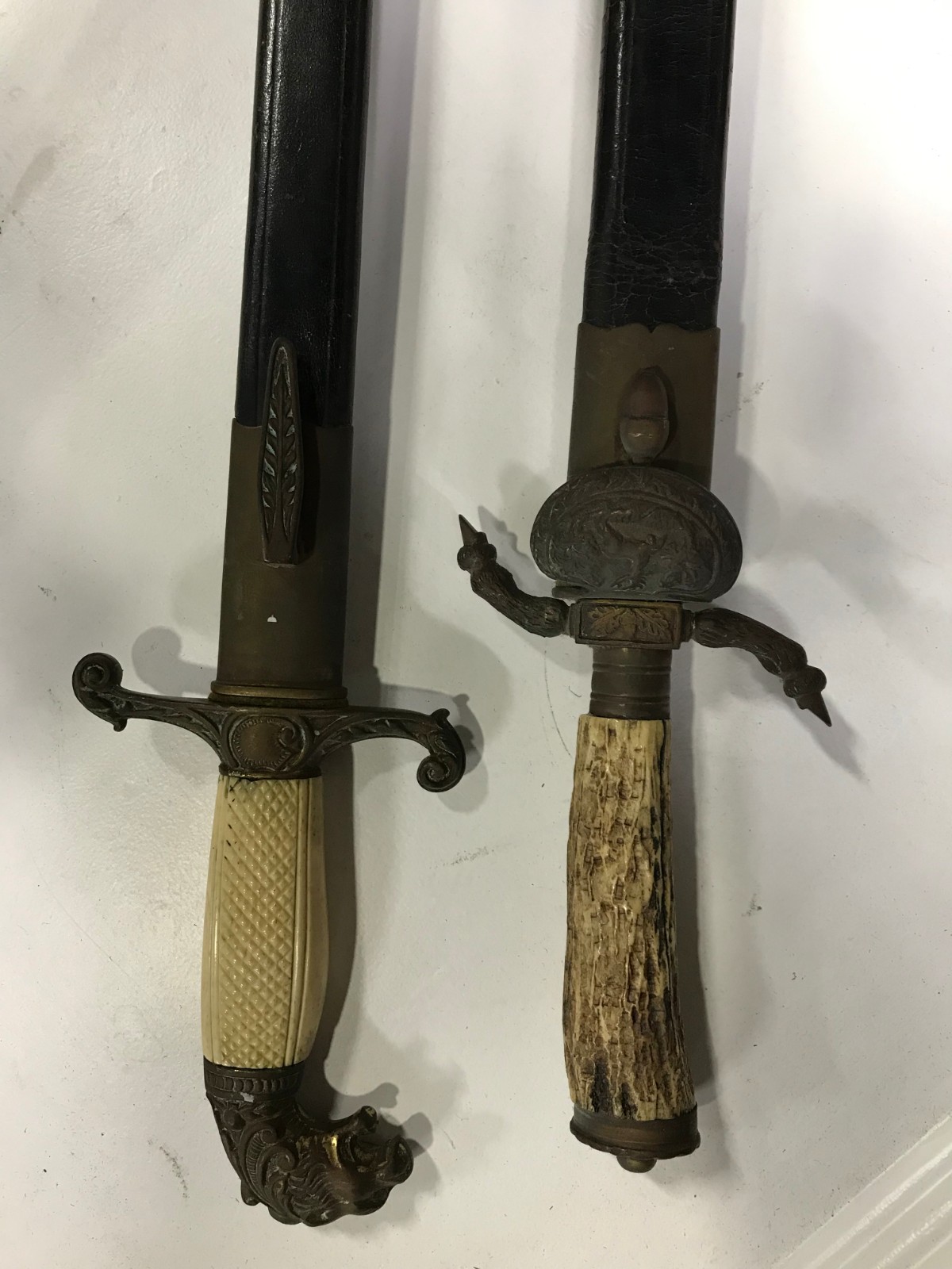 Duas antigas espadas de caça com cabos trabalhados. - foto 6 de 6