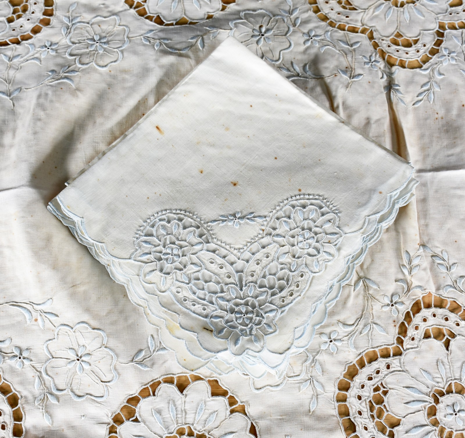 Toalha de mesa de linho com rendas e bordados em azul com 12... - foto 2 de 3