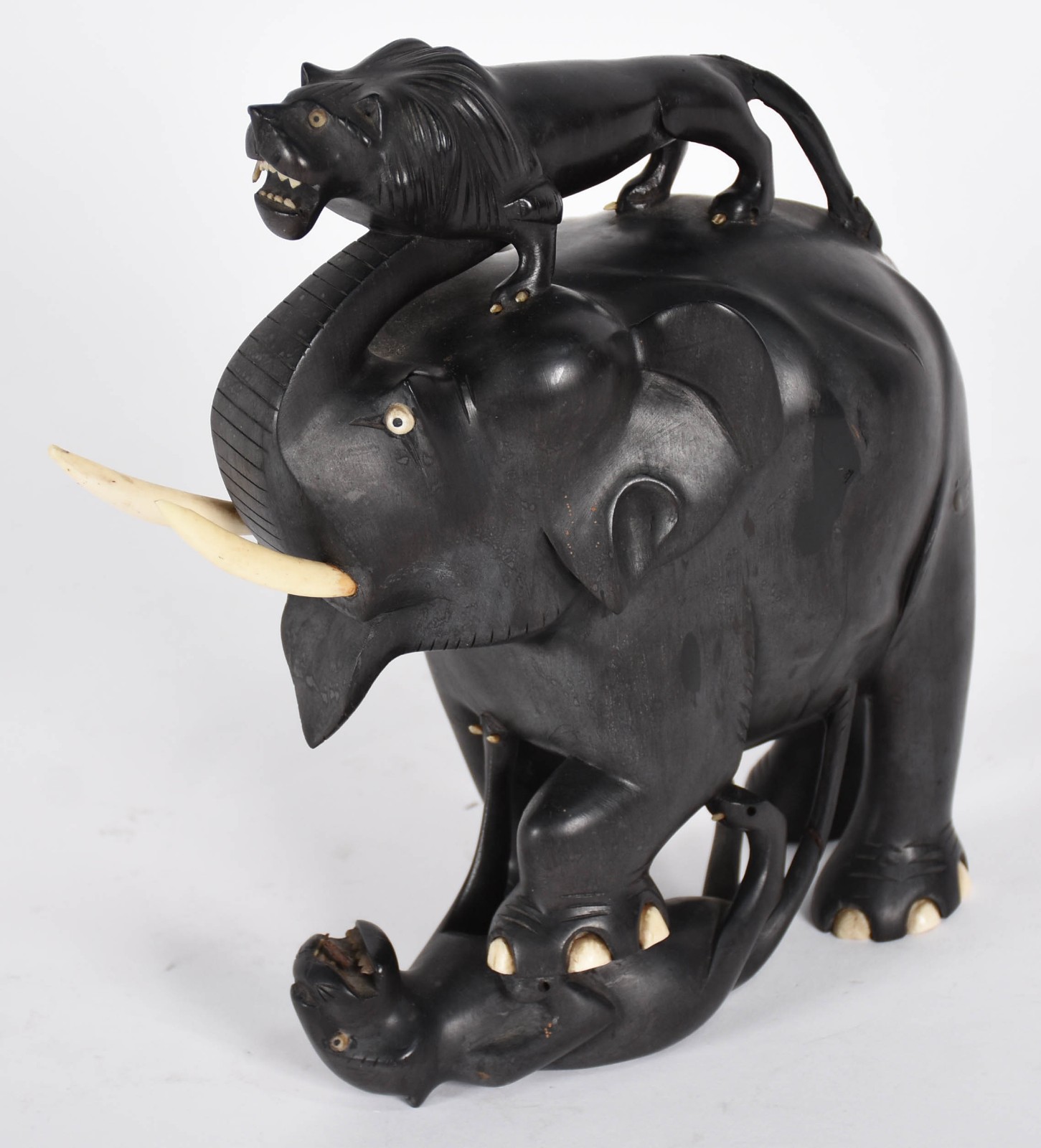 Estatueta de elefante com presas de marfim, com leão e pantera (rabo... - foto 1 de 8