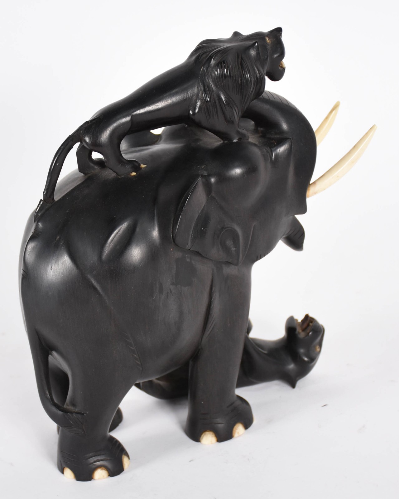 Estatueta de elefante com presas de marfim, com leão e pantera (rabo... - foto 5 de 8