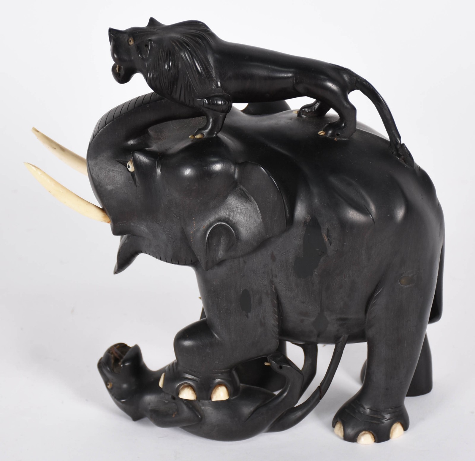 Estatueta de elefante com presas de marfim, com leão e pantera (rabo... - foto 6 de 8