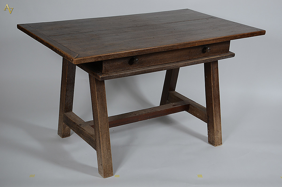 Mesa de madeira nobre com uma gaveta, base feitio cavalete, med. 136...
