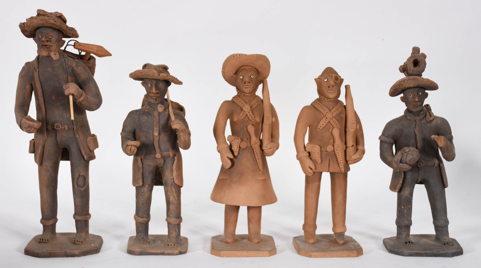 Cinco peças de barro Arte popular diversos, sendo: 2 figuras típicas... - foto 1 de 11