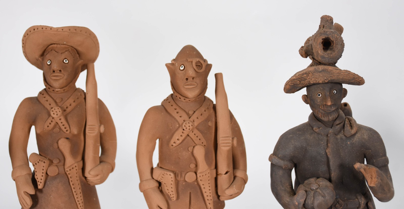 Cinco peças de barro Arte popular diversos, sendo: 2 figuras típicas... - foto 3 de 11