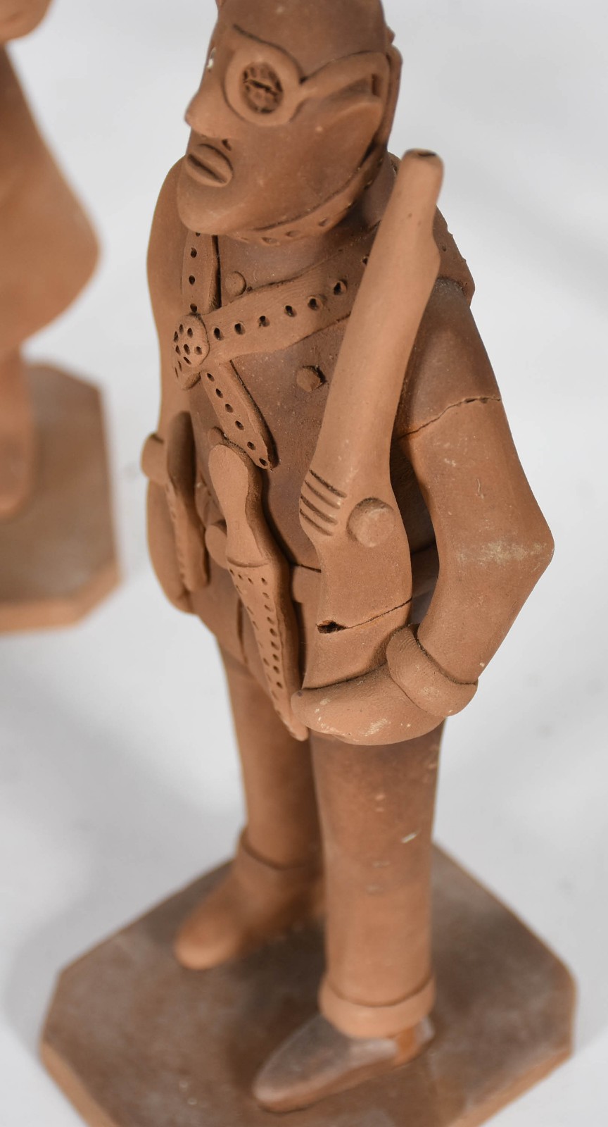 Cinco peças de barro Arte popular diversos, sendo: 2 figuras típicas... - foto 4 de 11