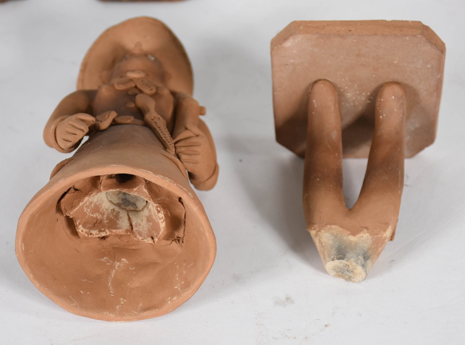 Cinco peças de barro Arte popular diversos, sendo: 2 figuras típicas... - foto 6 de 11