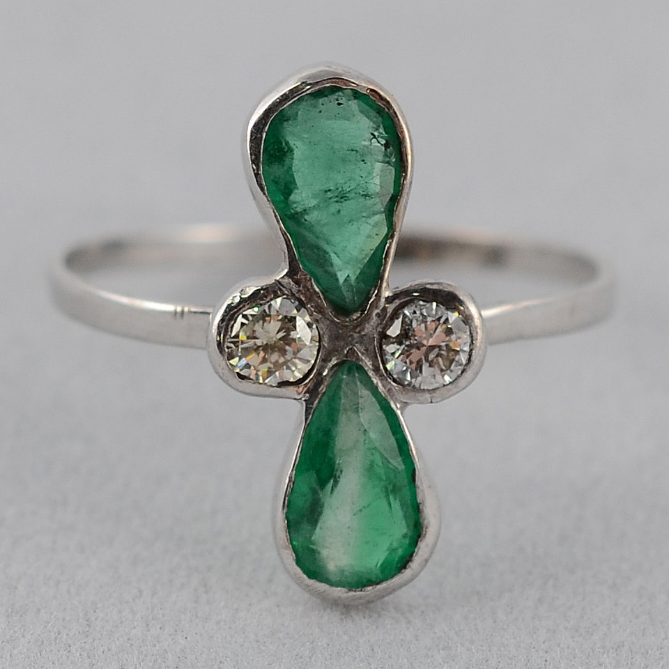 Anel de ouro branco com duas esmeraldas e dois brilhantes - 1,6 g... - foto 2 de 2