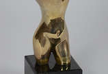 BRUNO GIORGI - Estatueta de bronze representand... - BRUNO GIORGI - Estatueta de bronze representando nú feminino, base de mármore. Altura total 34 cm. Assinado B.G.