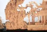 Escultura chinesa representando vilarejo, com p... - Escultura chinesa representando vilarejo, com pagodes figuras fitomorfas e zoomorfas, possivelmente em cortiça com moldura de lacca negra e vidro.