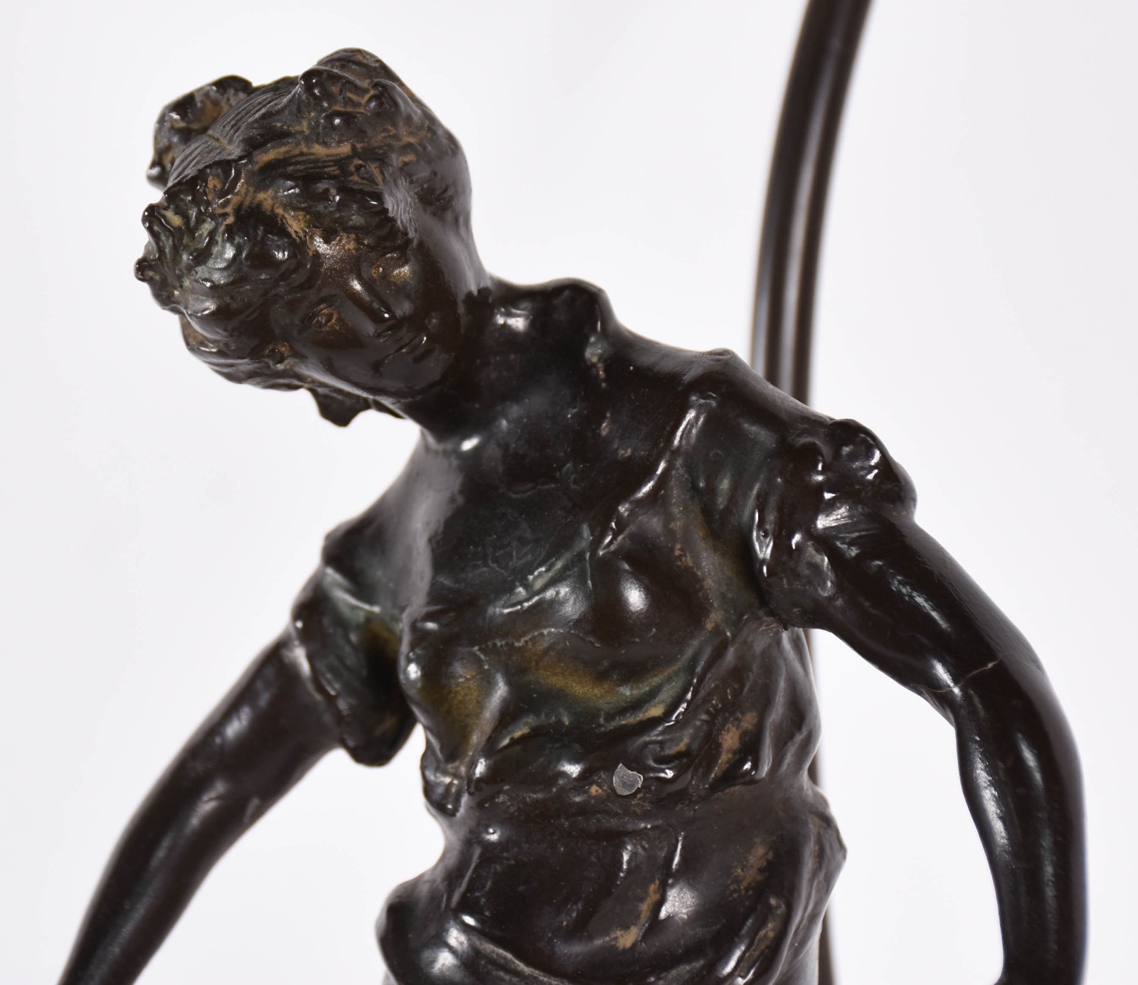 Luminária de petit bronze com figura feminina. - foto 2 de 5