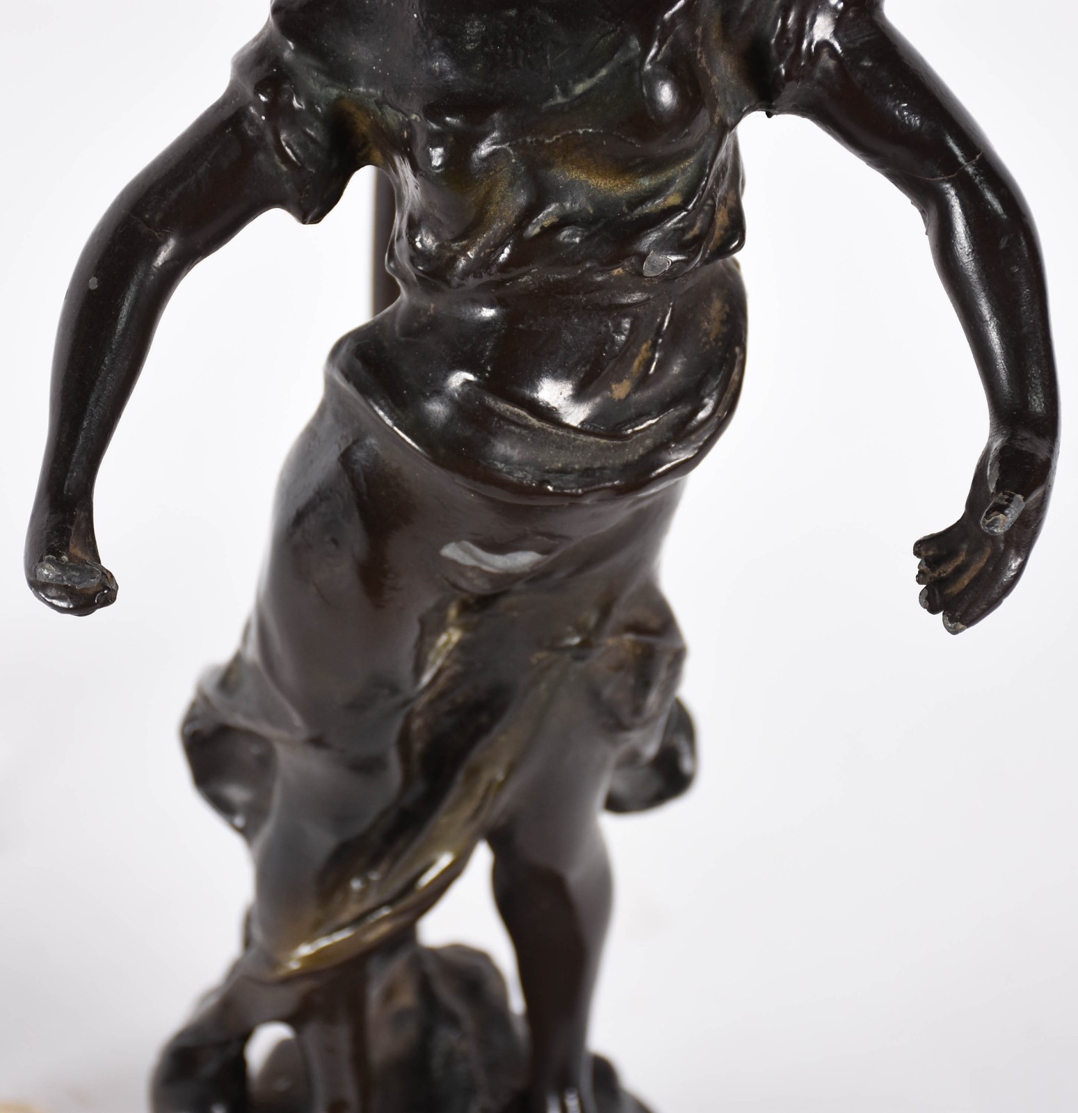 Luminária de petit bronze com figura feminina. - foto 3 de 5