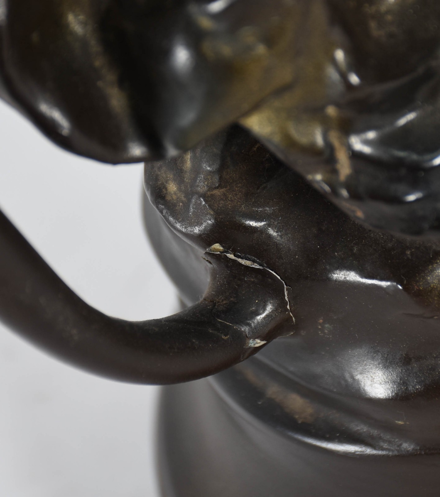 Luminária de petit bronze com figura feminina. - foto 5 de 5