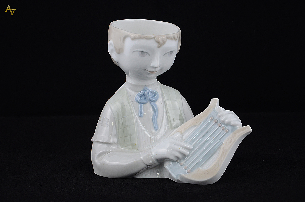 Estatueta de porcelana espanhola NAO, Lladro menino com harpa... - foto 1 de 2