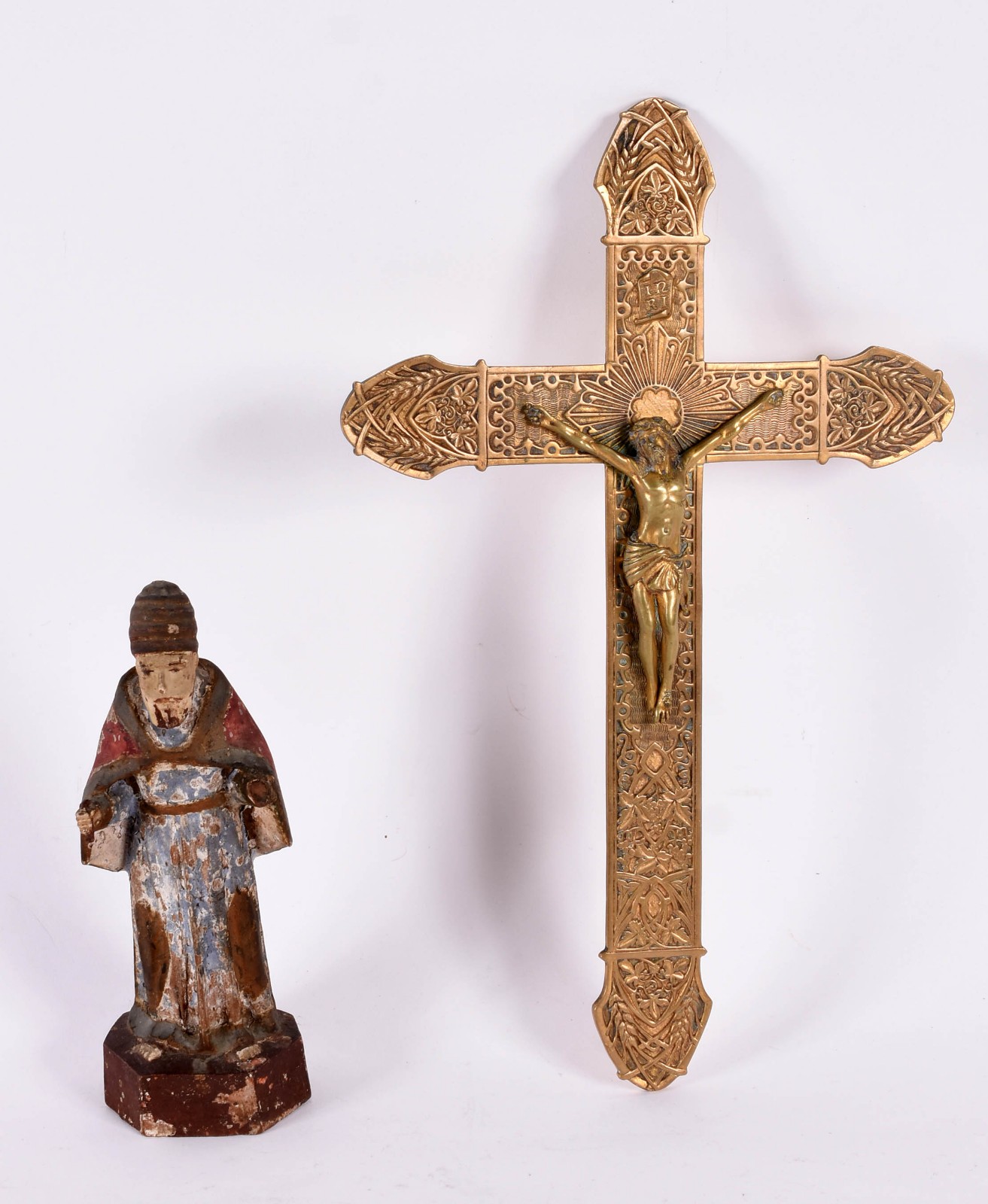 Duas peças sendo, crucifixo em bronze e imagem de Santo Bispo do... - foto 1 de 5