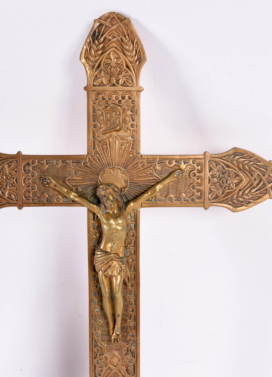 Duas peças sendo, crucifixo em bronze e imagem de Santo Bispo do... - foto 2 de 5