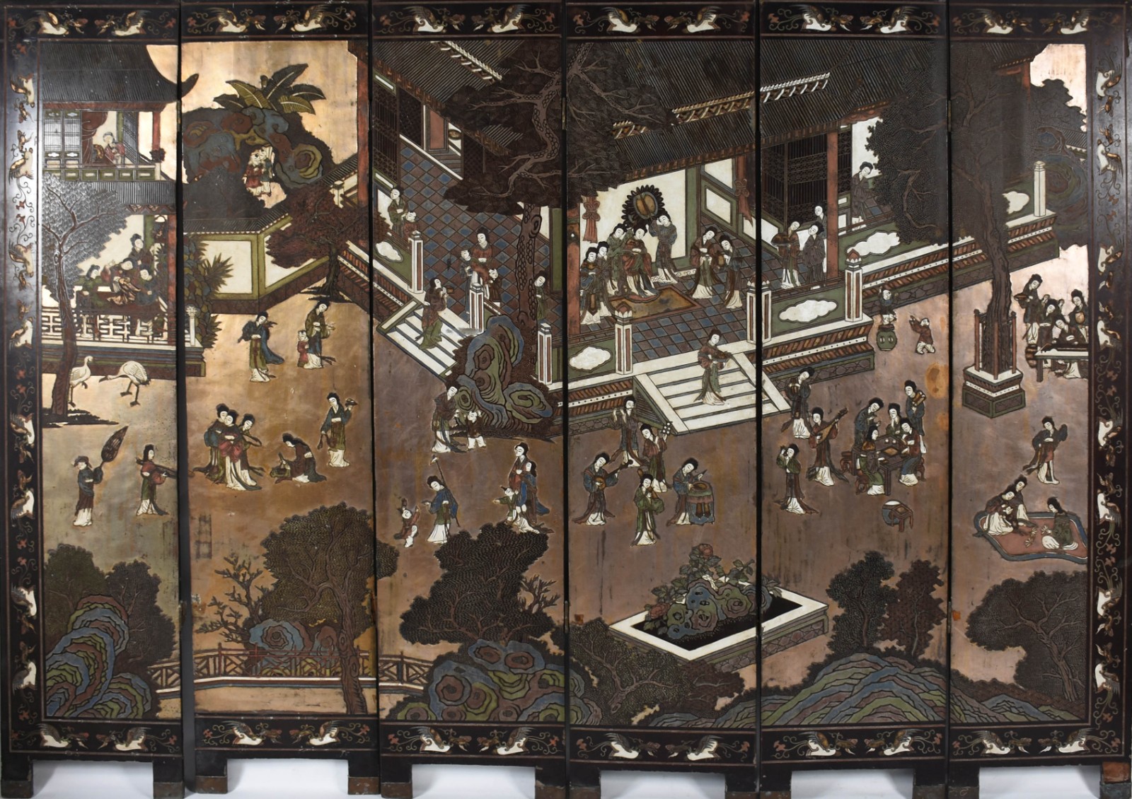 Biombo japones com 6 folhas decorados com gueixas e cenas palacianas... - foto 1 de 7
